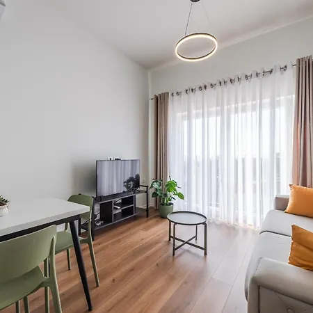 8th Floor Apartments, * غوليم