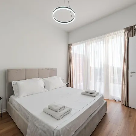 8th Floor Apartments, شقة