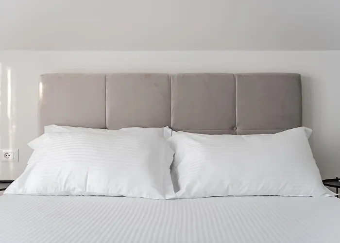 8th Floor Apartments, ゴーレム