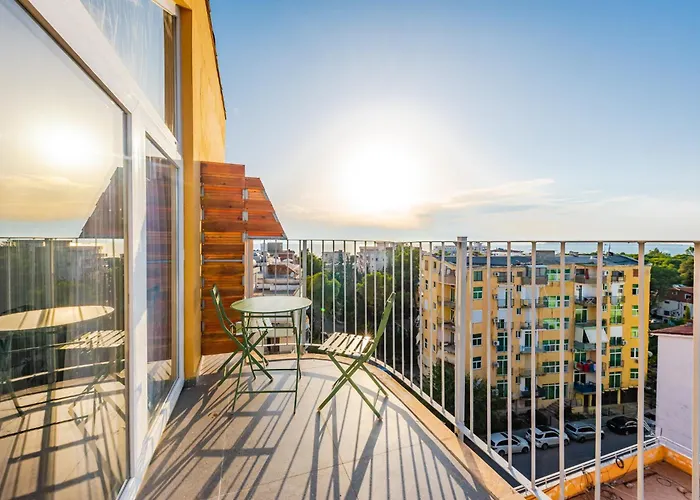 アパート 8th Floor Apartments, ゴーレム