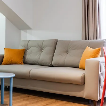 8th Floor Apartments, Διαμέρισμα *